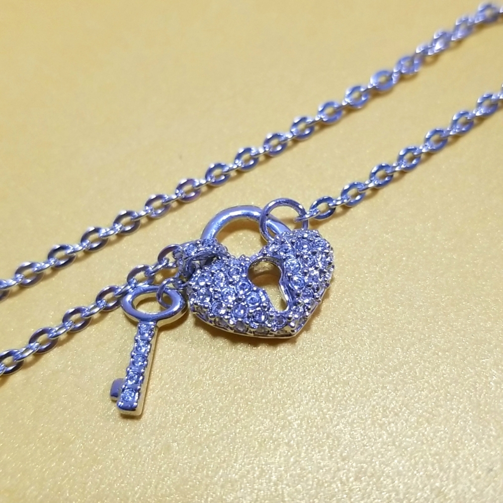 Authentic Swarovski Puffy Sweetheart Lock N Key Silver Tone Necklace